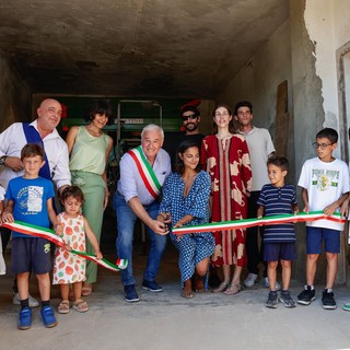 A Borgolavezzaro l’arte contemporanea incontra la memoria rurale: inaugurata l’opera di Bibi Manavi per “Una Boccata d’Arte”