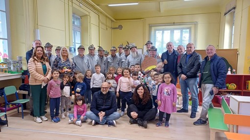 Castagnata alla scuola dell’infanzia di Vergano con il sindaco Bossi e il Coro Ana Stella Alpina Castagnata alla scuola dell’infanzia di Vergano con il sindaco Bossi e il Coro Ana Stella Alpina