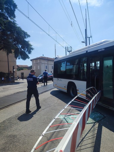 Galliate, autobus travolge le sbarre del passaggio a livello: traffico in tilt