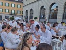 Arona, la Cena in Bianco illumina Piazza San Graziano: decima edizione tra eleganza, sorrisi e solidarietà