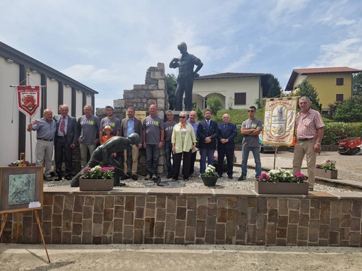 Fosseno celebra i 50 anni del Monumento al Muratore