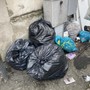 Abbandona i rifiuti accanto a un cestino: individuato e multato dalla Polizia Locale