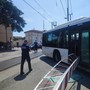 Galliate, autobus travolge le sbarre del passaggio a livello: traffico in tilt