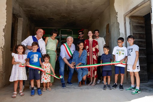 A Borgolavezzaro l’arte contemporanea incontra la memoria rurale: inaugurata l’opera di Bibi Manavi per “Una Boccata d’Arte”