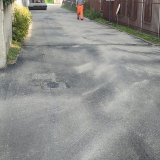 Arona, lavori in via Combattente e Reduce: asfaltata una parte, in programma ulteriori interventi
