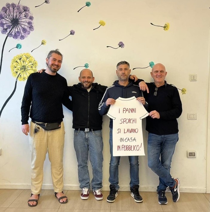 “I panni sporchi si lavano in pubblico”: un flash mob maschile a Oleggio e Borgomanero “I panni sporchi si lavano in pubblico”: un flash mob maschile a Oleggio e Borgomanero