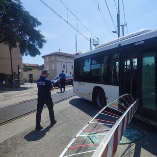Galliate, autobus travolge le sbarre del passaggio a livello: traffico in tilt