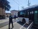Galliate, autobus travolge le sbarre del passaggio a livello: traffico in tilt Galliate, autobus travolge le sbarre del passaggio a livello: traffico in tilt
