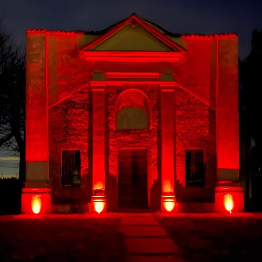 Garbagna Novarese illumina di rosso l’oratorio contro la violenza sulle donne
