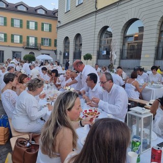 Arona, la Cena in Bianco illumina Piazza San Graziano: decima edizione tra eleganza, sorrisi e solidarietà