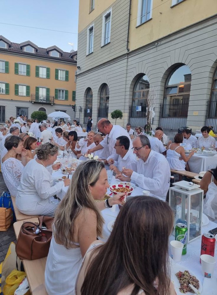 Arona, la Cena in Bianco illumina Piazza San Graziano: decima edizione tra eleganza, sorrisi e solidarietà
