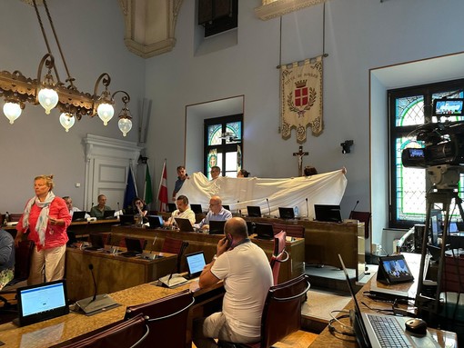 Consiglio Comunale di Novara, il PD espone un lenzuolo bianco per Gaza