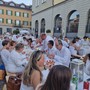 Arona, la Cena in Bianco illumina Piazza San Graziano: decima edizione tra eleganza, sorrisi e solidarietà