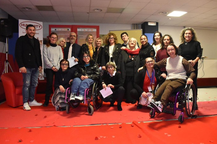 “Amiamole, Amiamoci, Amatele”: artisti e comunità uniti contro la violenza sulle donne “Amiamole, Amiamoci, Amatele”: artisti e comunità uniti contro la violenza sulle donne