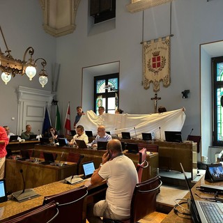 Consiglio Comunale di Novara, il PD espone un lenzuolo bianco per Gaza