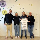 “I panni sporchi si lavano in pubblico”: un flash mob maschile a Oleggio e Borgomanero “I panni sporchi si lavano in pubblico”: un flash mob maschile a Oleggio e Borgomanero