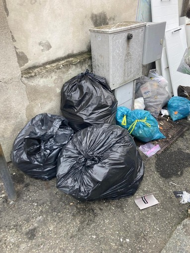 Abbandona i rifiuti accanto a un cestino: individuato e multato dalla Polizia Locale