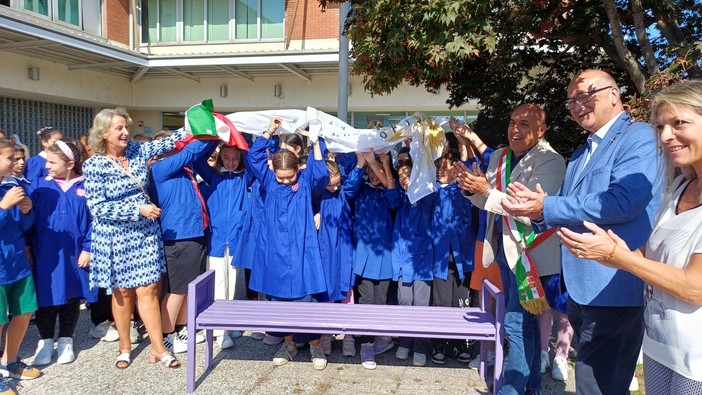 Una panchina lilla all’Istituto comprensivo Borgomanero