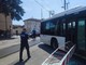 Galliate, autobus travolge le sbarre del passaggio a livello: traffico in tilt