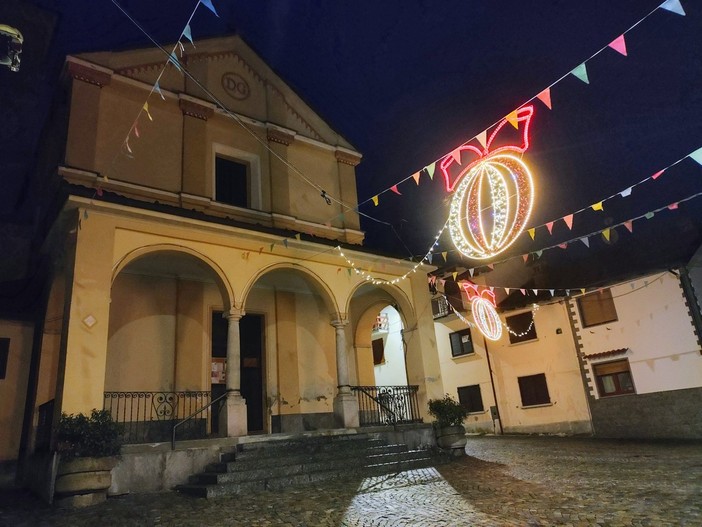 Brovello-Carpugnino si illumina: accese le luci di Natale