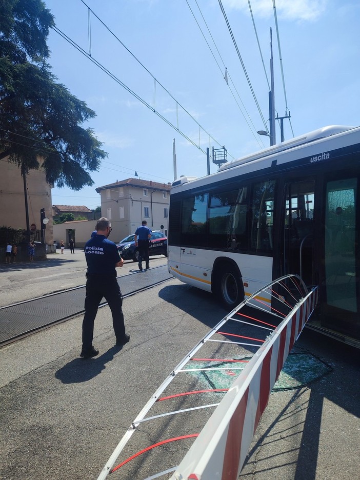 Galliate, autobus travolge le sbarre del passaggio a livello: traffico in tilt