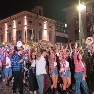 Festa dell’Uva, sfilata notturna da record: oltre 30mila persone in centro storico FOTO