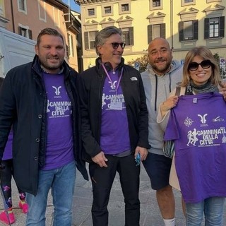 Novara si tinge di viola per la “Camminata delle città” contro il tumore al pancreas