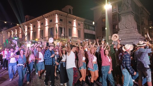 Festa dell’Uva, sfilata notturna da record: oltre 30mila persone in centro storico FOTO