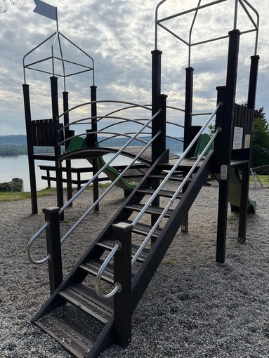 Arona, rinnovato il parco giochi alla Rocca Borromea