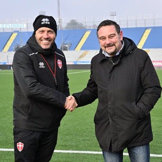 l Sindaco Canelli saluta la squadra del Novara Calcio durante l’allenamento