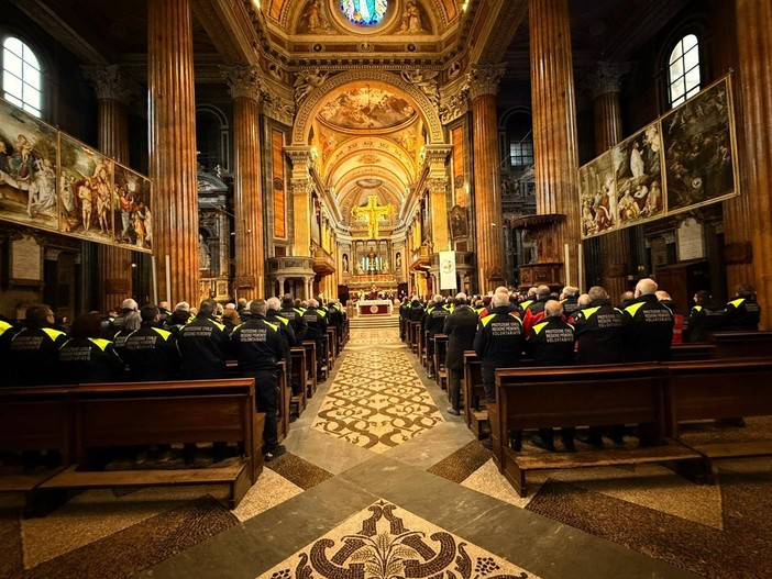 Il Duomo di Novara colorato di giallo e blu per il Volontariato di Protezione Civile