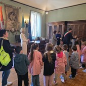 Arona, emozione per il sindaco Gusmeroli con i bambini della Cesare Battisti