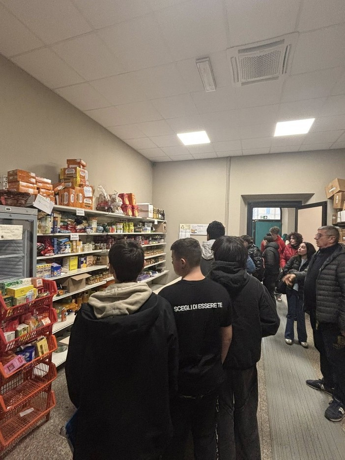 Gli studenti di Informatica di Enaip in visita all’Emporio Borgo Solidale