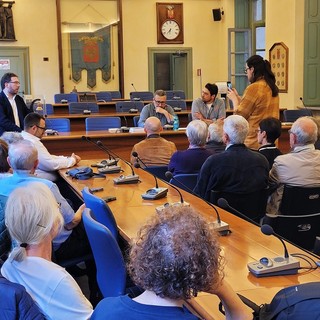 Sala consiliare piena di libri e di pubblico per il Novara Libro Festival