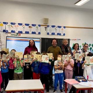 Cameri, un libro in dono agli alunni delle classi prime per Santa Lucia