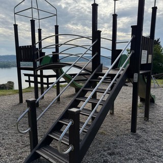 Arona, rinnovato il parco giochi alla Rocca Borromea