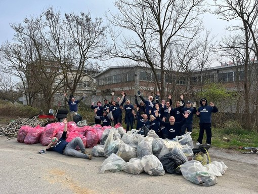 Novara, discarica abusiva in via Da Verrazzano: raccolti 1.200 chili di rifiuti