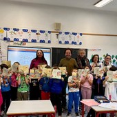 Cameri, un libro in dono agli alunni delle classi prime per Santa Lucia