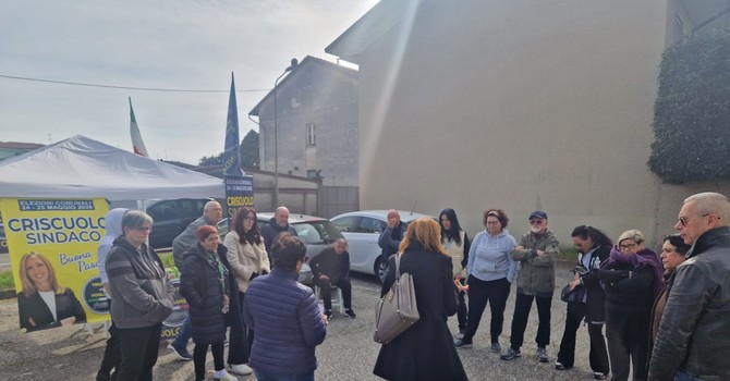 Case popolari di via Sanzio, confronto tra residenti e la candidata sindaco Rosa Criscuolo Case popolari di via Sanzio, confronto tra residenti e la candidata sindaco Rosa Criscuolo