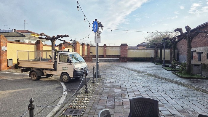 Barengo, volontari al lavoro per il restyling delle panchine del paese