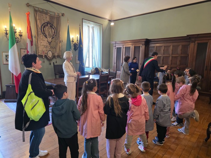 Arona, emozione per il sindaco Gusmeroli con i bambini della Cesare Battisti