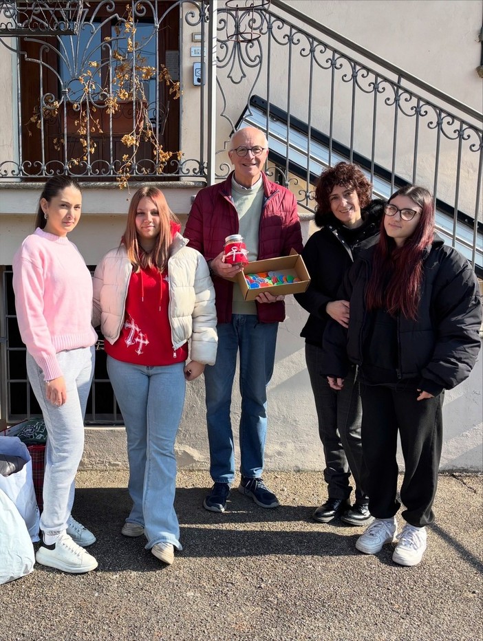 Swap Party Enaip: abiti e donazioni consegnati alla Casa della Carità di Borgomanero Swap Party Enaip: abiti e donazioni consegnati alla Casa della Carità di Borgomanero