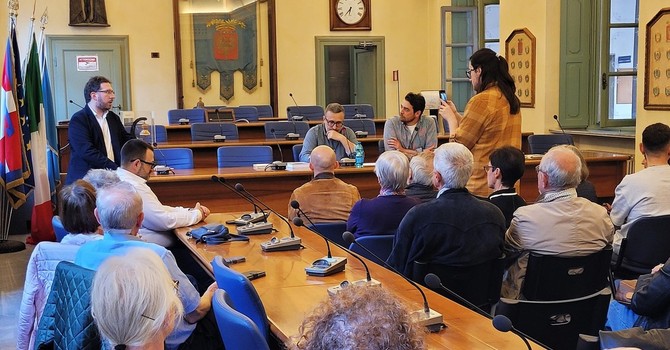 Sala consiliare piena di libri e pubblico per il Novara Libro Festival
