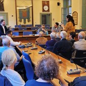 Sala consiliare piena di libri e di pubblico per il Novara Libro Festival