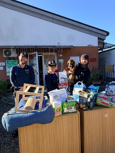 La Polizia di Stato di Novara al fianco degli animali: donazioni al canile Enpa e al Parco Gatti Terapeutico La Polizia di Stato di Novara al fianco degli animali: donazioni al canile Enpa e al Parco Gatti Terapeutico