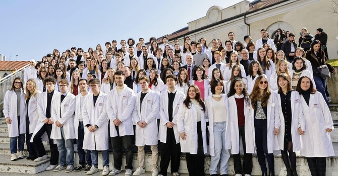'White Coat Ceremony': il primo passo degli studenti di Medicina verso la cura 'White Coat Ceremony': il primo passo degli studenti di Medicina verso la cura