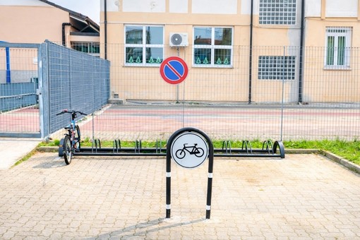 Mobilità sostenibile a Galliate: nuove rastrelliere per le biciclette alla Scuola Materna Comunale