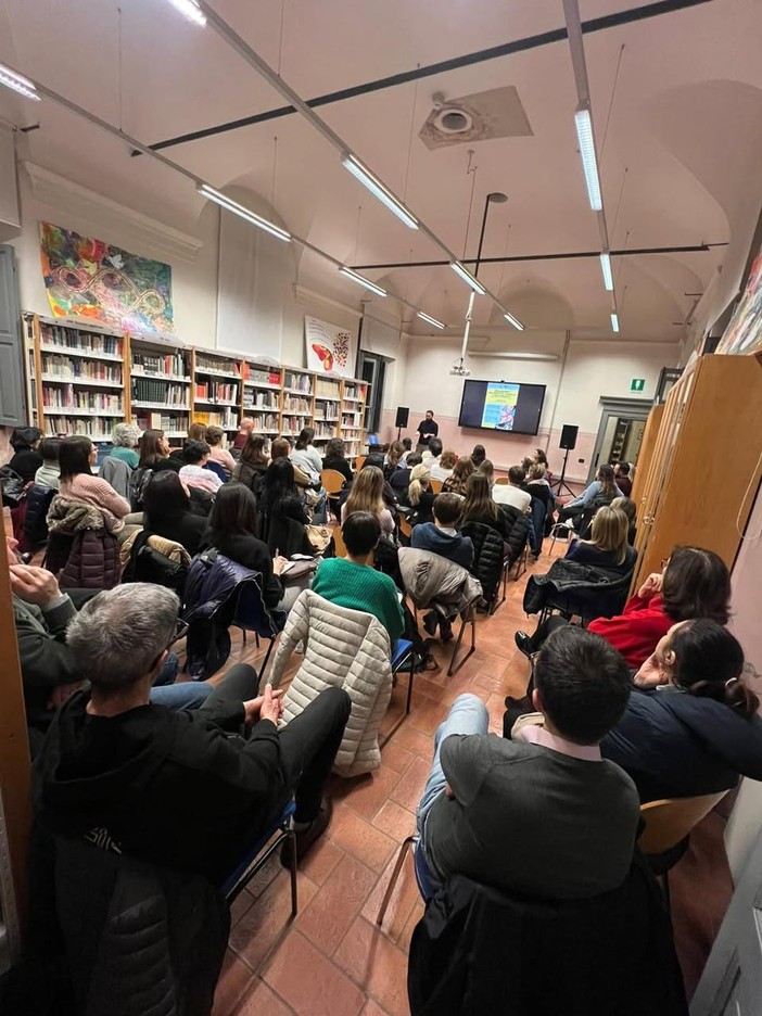 Cameri, successo per la prima serata del ciclo dedicato agli adolescenti Cameri, successo per la prima serata del ciclo dedicato agli adolescenti