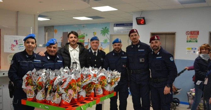 Uova di Pasqua ai piccoli pazienti della Pediatria dell’ospedale Maggiore