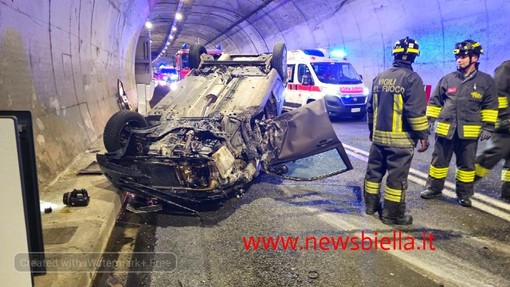 Schianto nella galleria della Volpe: auto si ribalta, danneggiati impianti di emergenza - Foto Benedetti per newsbiella.it